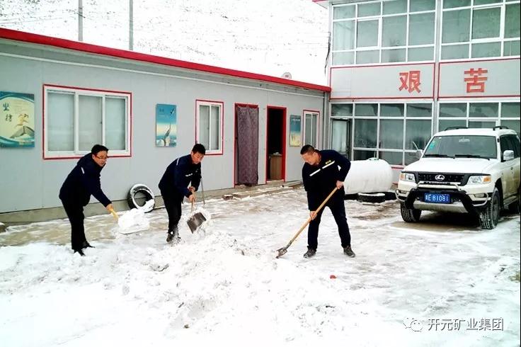 人間四月芳菲盡，山中春雪還復來