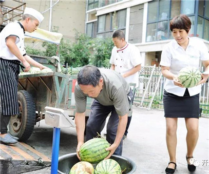 買下一整車西瓜，讓瓜農(nóng)早點回家